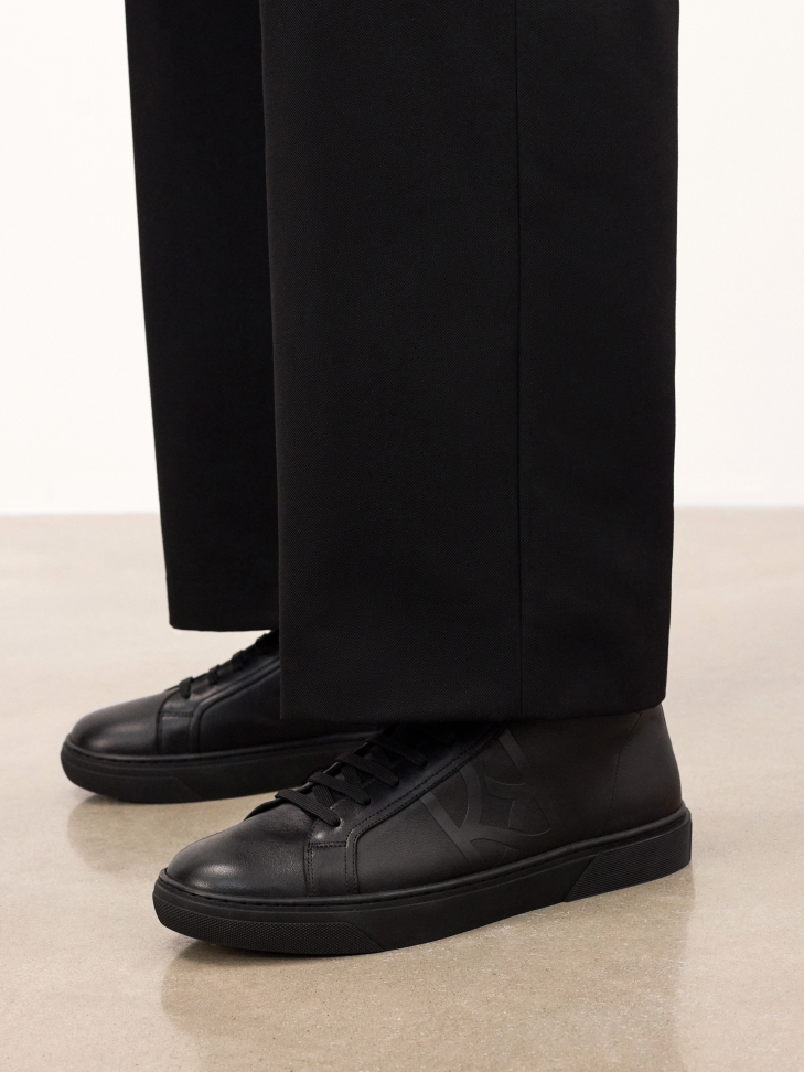 Fekete natúr bőr bokacipő dombornyomott logóval AUGUSTINNO