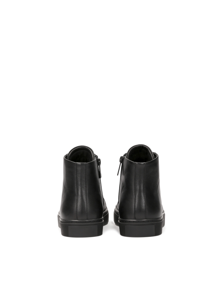 Fekete natúr bőr bokacipő dombornyomott logóval AUGUSTINNO