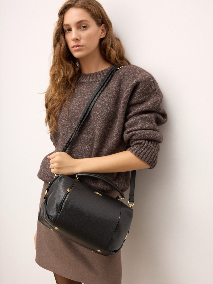 Fekete bőr csomagtartó kézitáska és arany részletek ROCE